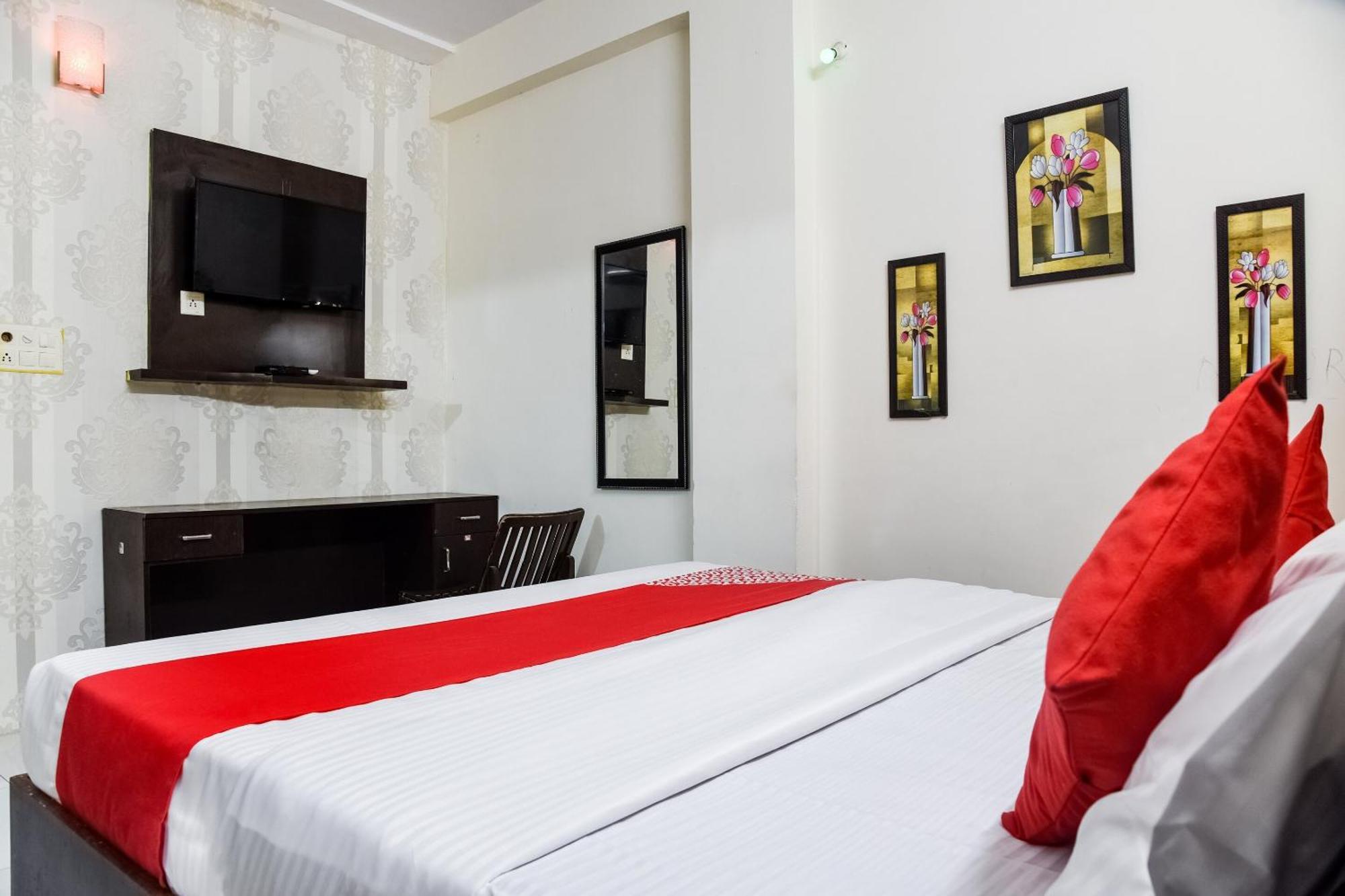 Hotel O Radhika Palace Бопал Екстериор снимка