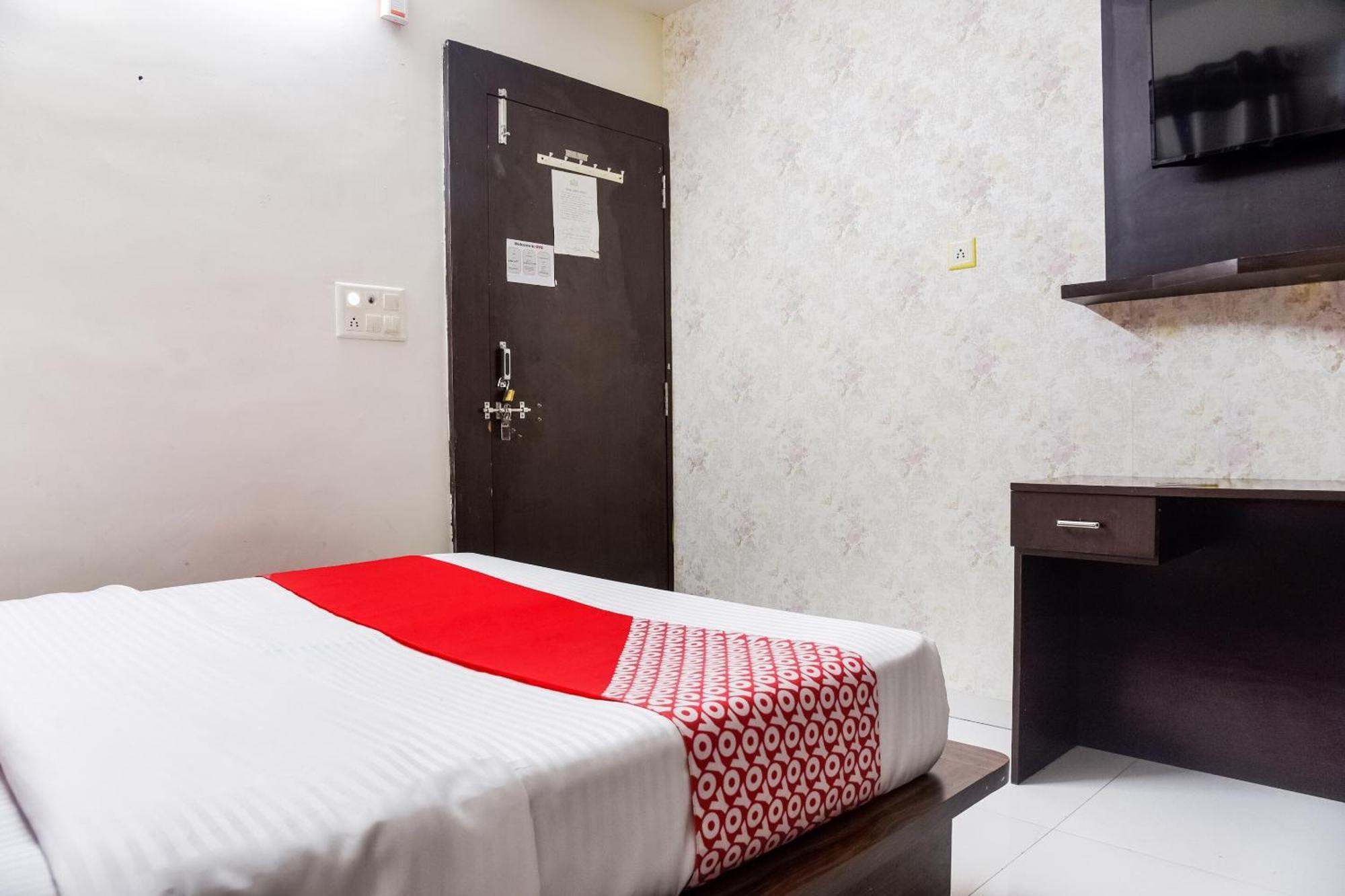 Hotel O Radhika Palace Бопал Екстериор снимка