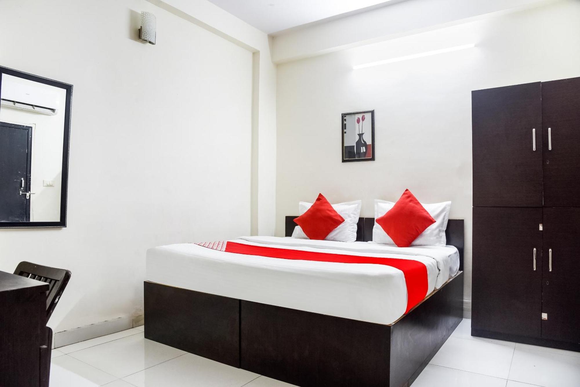 Hotel O Radhika Palace Бопал Екстериор снимка