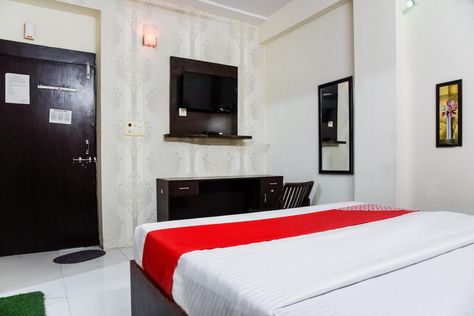 Hotel O Radhika Palace Бопал Екстериор снимка