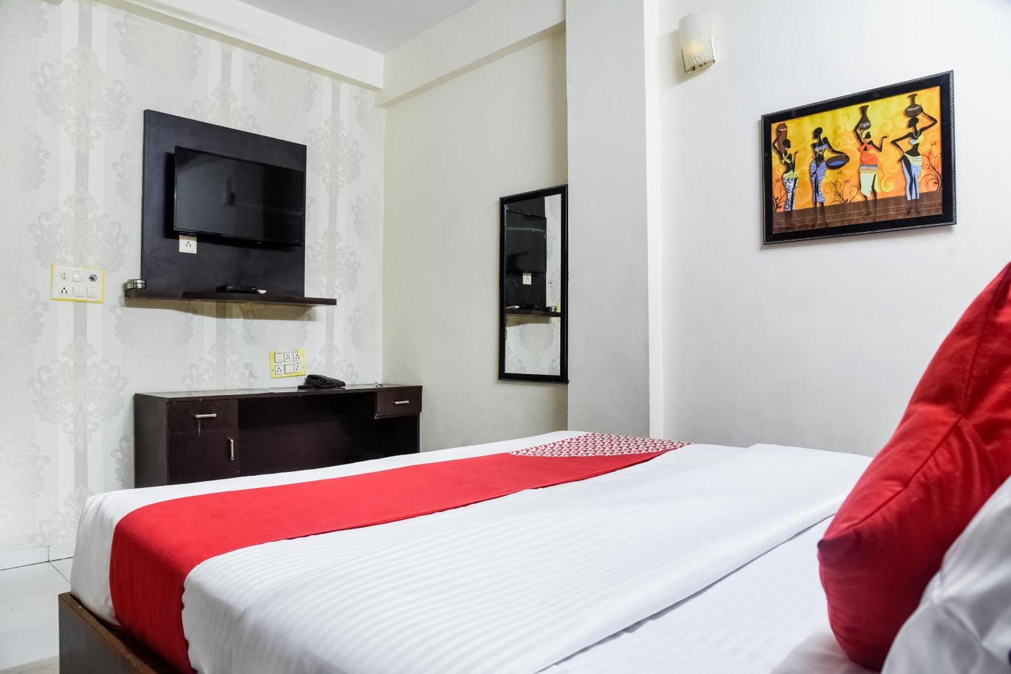 Hotel O Radhika Palace Бопал Екстериор снимка