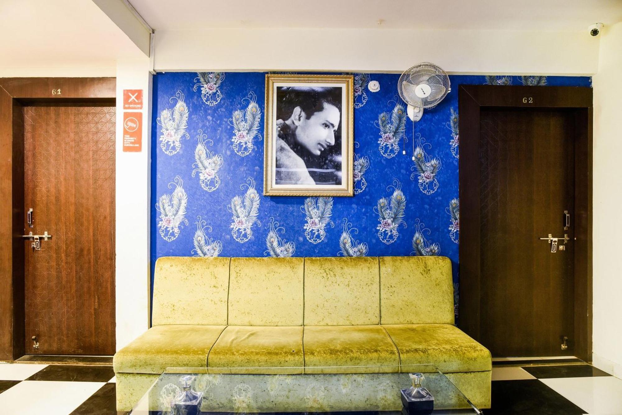Hotel O Radhika Palace Бопал Екстериор снимка