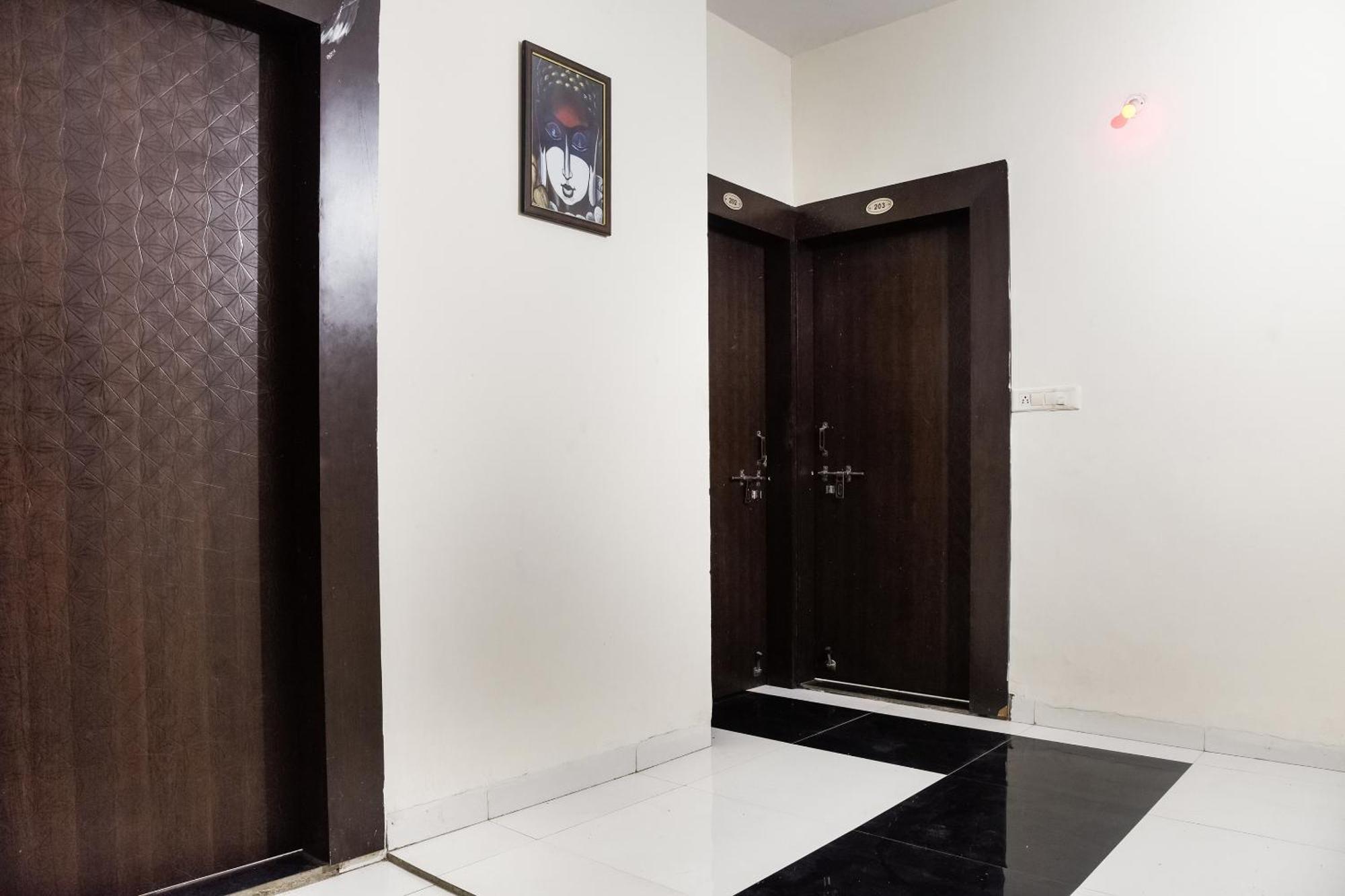 Hotel O Radhika Palace Бопал Екстериор снимка