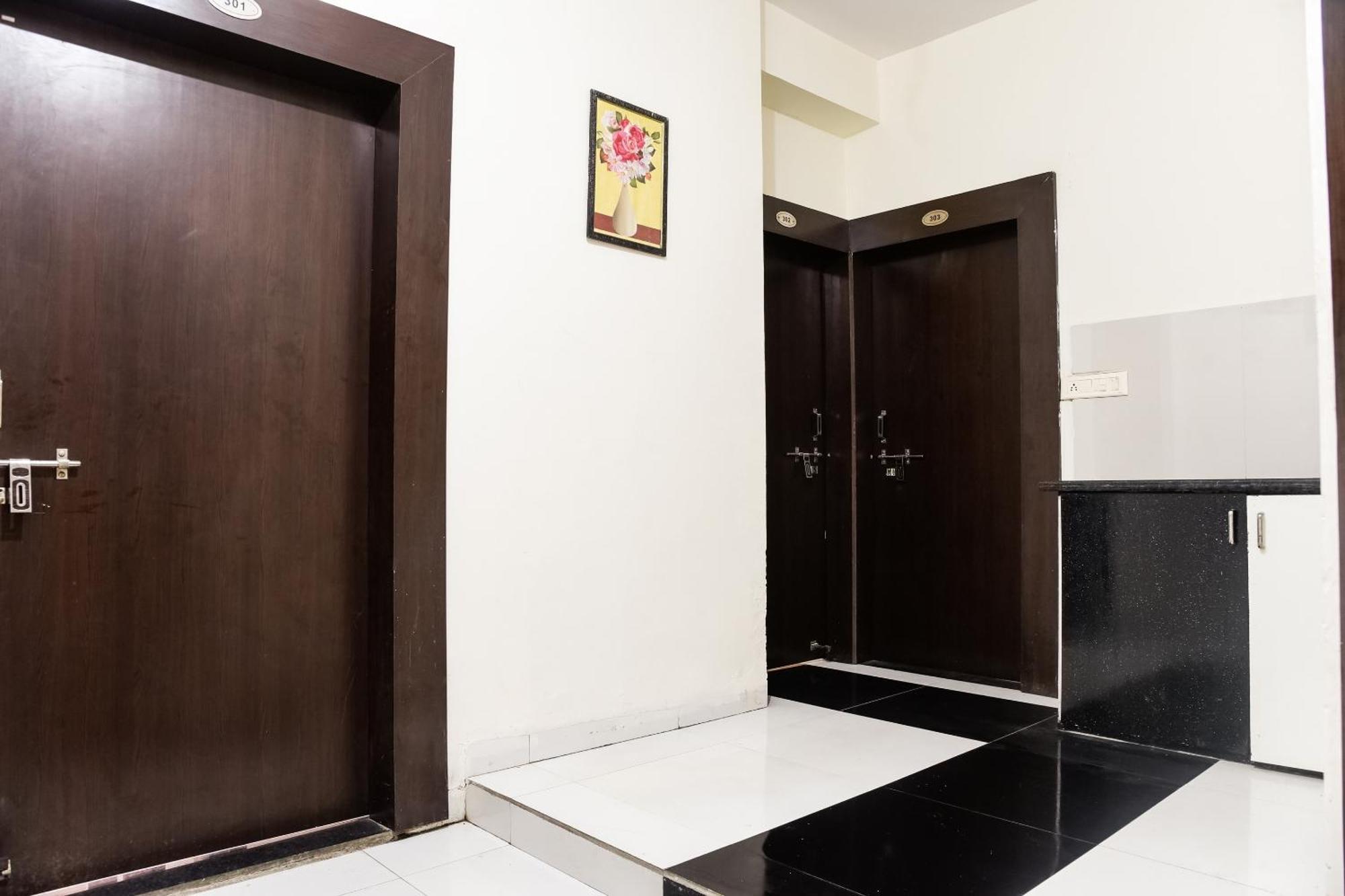 Hotel O Radhika Palace Бопал Екстериор снимка