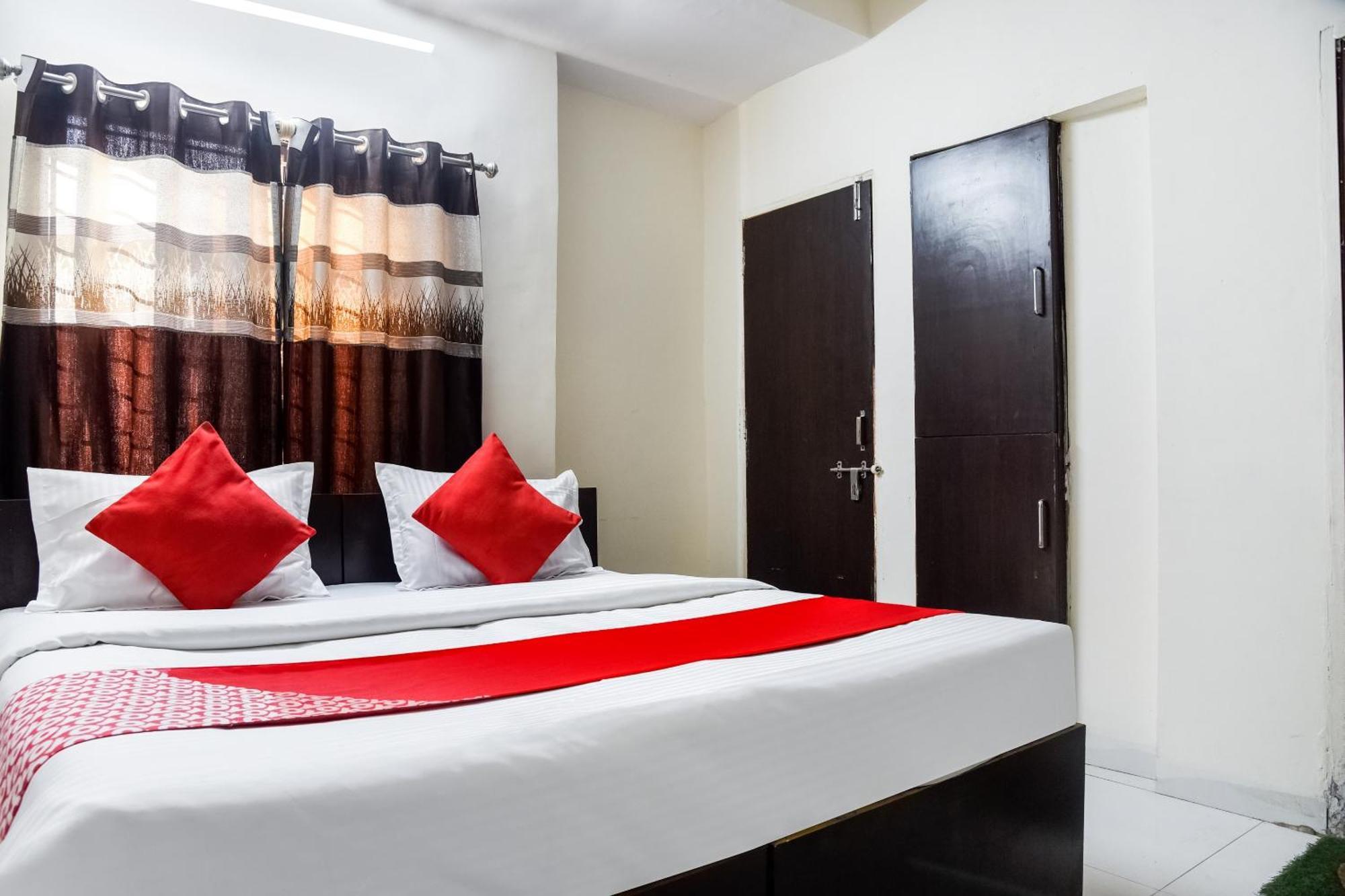 Hotel O Radhika Palace Бопал Екстериор снимка